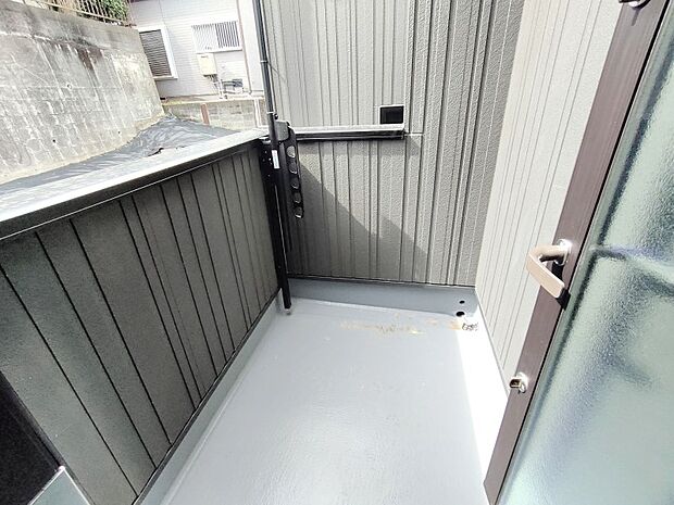 お洗濯物が良く乾きそうな、南向きのバルコニーです♪