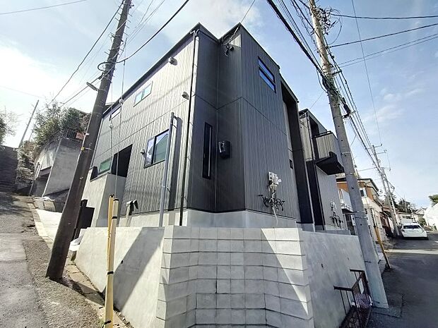 前面道路は交通量も少なく、閑静な住宅街で落ち着ける立地です!