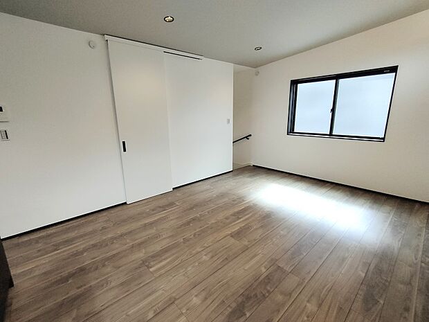 明るい光が差し込む、心地のよいリビングでございます♪