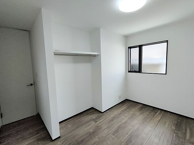 クロゼットのある、洋室6.1帖となっております♪