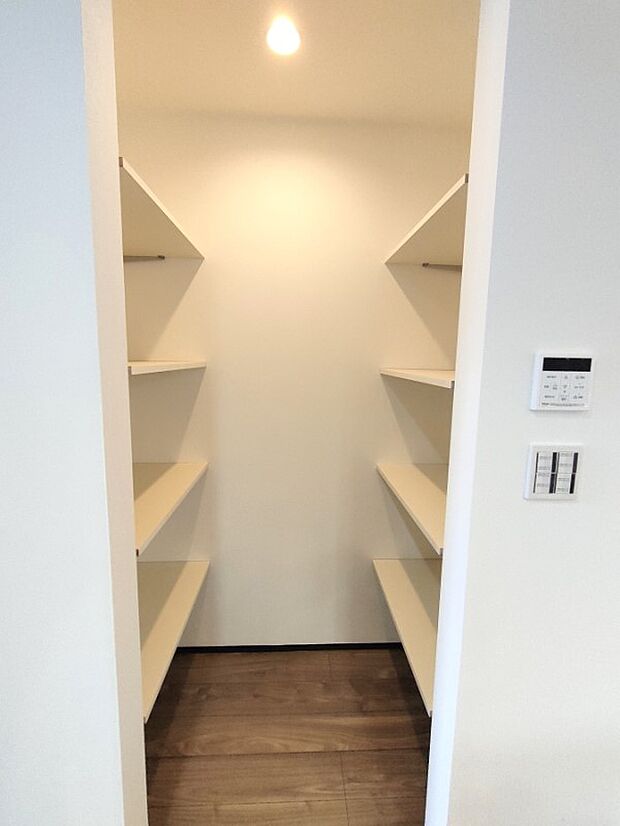 食料品などのストックに便利な、パントリーがございます♪