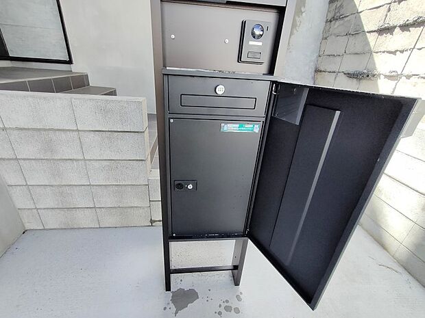 外出中の不在時に便利な、宅配ボックスがございます。