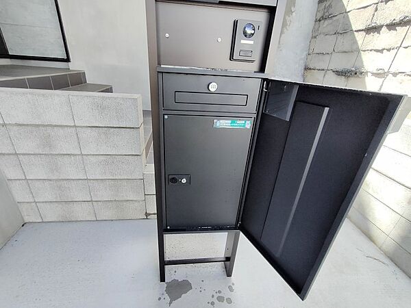 外出中の不在時に便利な、宅配ボックスがございます。