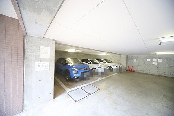 敷地内駐車場です（空き状況はお問合せ下さい。）