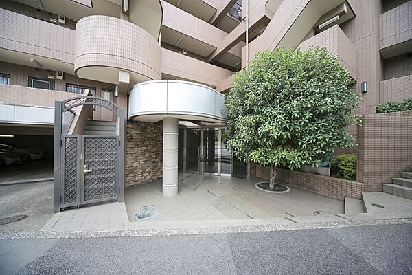 マンションの敷地内には、植栽が施されております♪