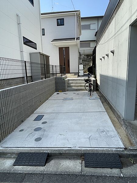 カースペースは道路とフラットで、車庫入れがしやすそうですね♪