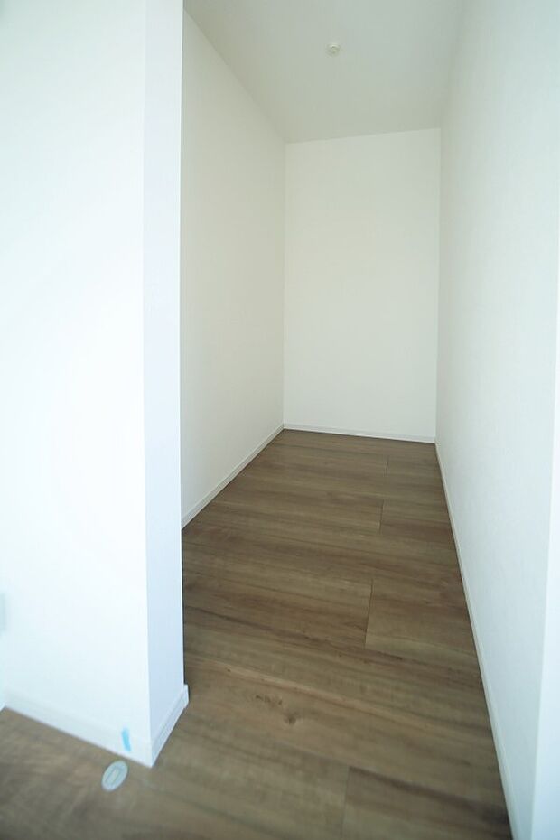 主寝室には、ウォークインクロゼットが設置されております♪