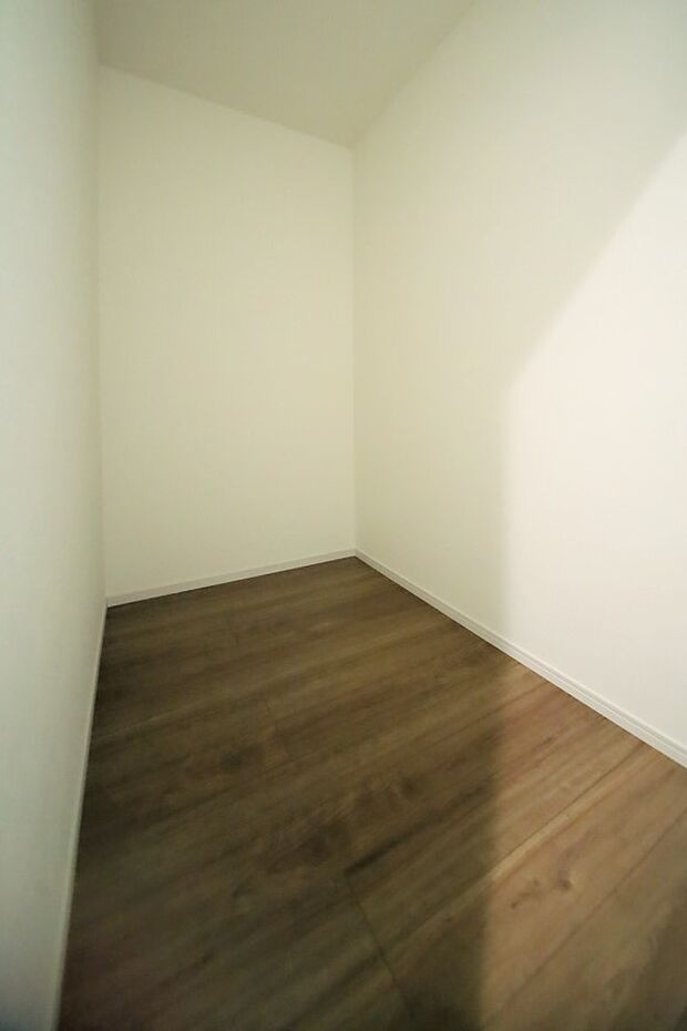 2階の階段脇には納戸がございます♪