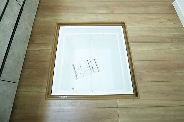 調味料などのストックに便利な、床下収納がございます。