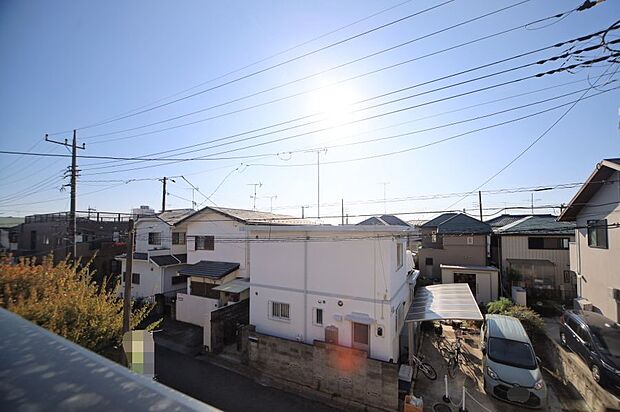 バルコニーからの眺望です！　陽当り眺望良好となっております♪