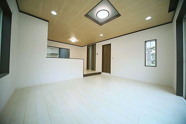 明るい光が差し込む、心地のよいリビングでございます♪