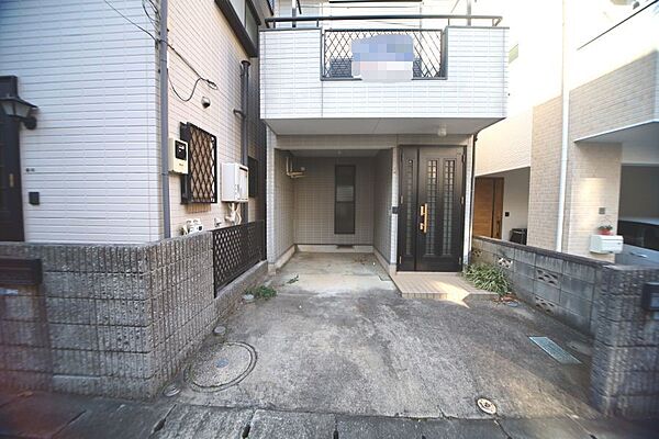 カースペースは道路とフラットで、車庫入れがしやすそうですね♪