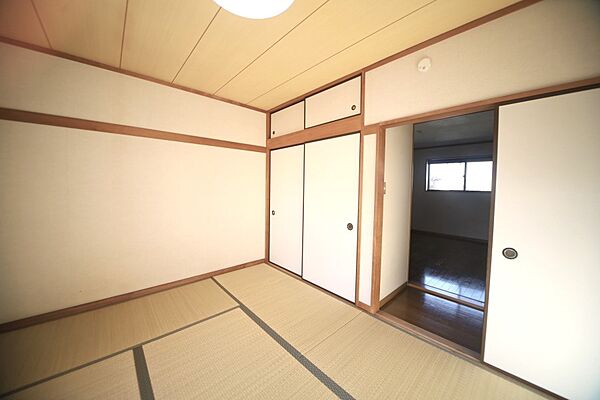 押入れの有る、和室6帖となっております♪