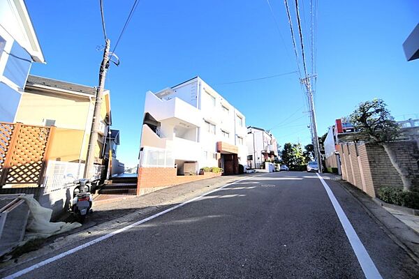 周辺は車通りが少ない、閑静な住宅地となっております♪