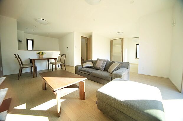 広々としたLDK17帖は、タタミコーナーと続き間となっております♪