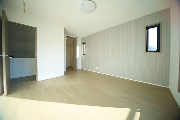 ウォークインクロゼットと屋根裏収納の有る、洋室9帖となっております♪