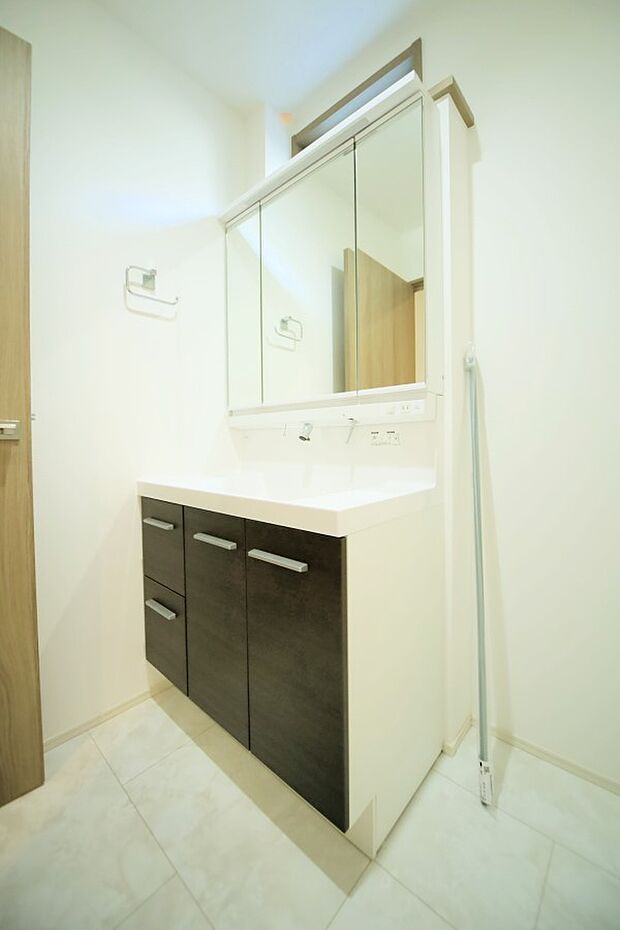 三面鏡のシャンプードレッサーで、お出かけ前の身支度もスムーズに♪