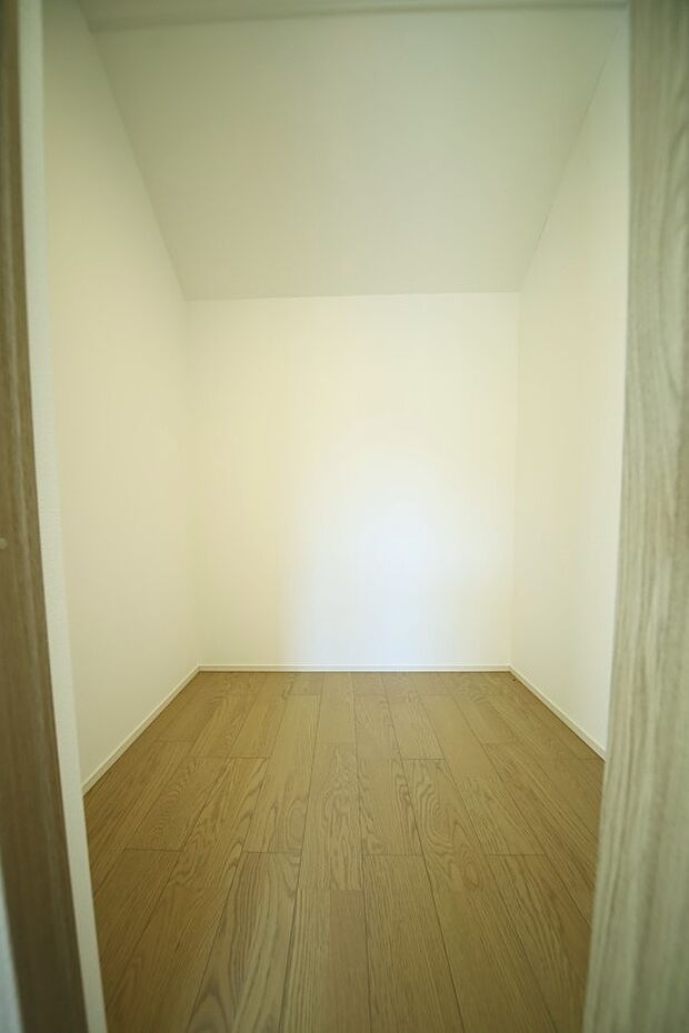 主寝室には、ウォークインクロゼットが設置されております♪