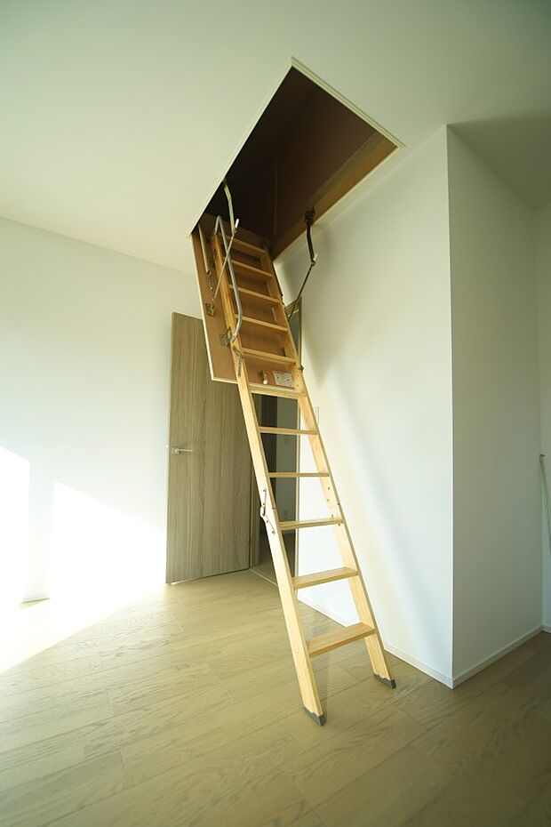 普段使わない物の片付けに便利な、屋根裏収納がございます♪