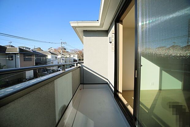 お洗濯物が良く乾きそうな、南向きのバルコニーです♪