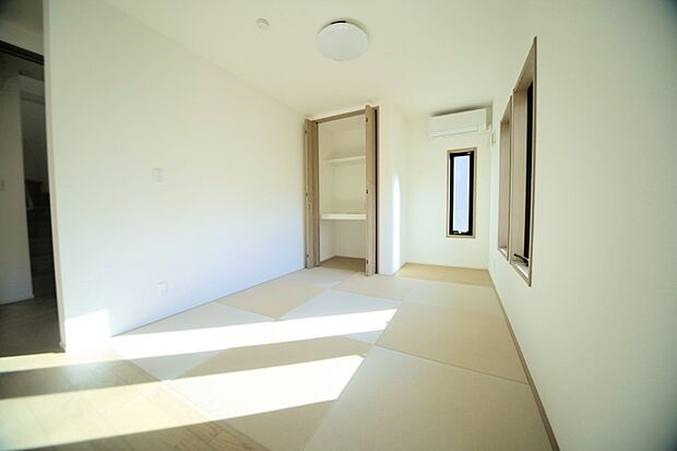 リビングと続き間の、タタミコーナー5.2帖となっております♪