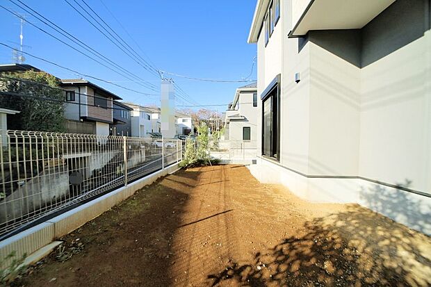 広いお庭がございますので、ガーデニング等いかがでしょうか♪