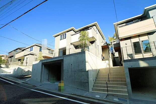 南西角地に面し、陽当り風通し良好となっております♪