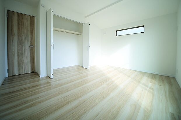 バルコニーに面した、洋室7.2帖となっております♪