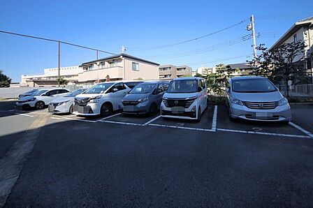 駐車場月額12000円〜17600円(空き状況はお問い合わせ下さいませ。)