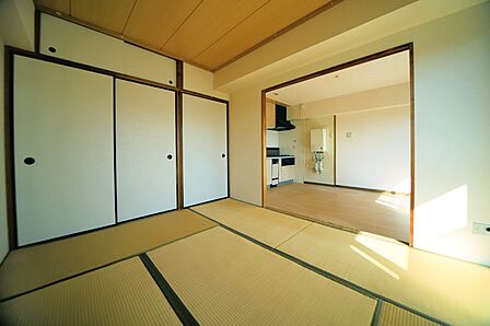 リビングと続き間の、和室6帖となっております♪