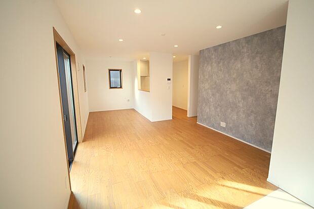 明るい光が差し込む、心地のよいリビングでございます♪