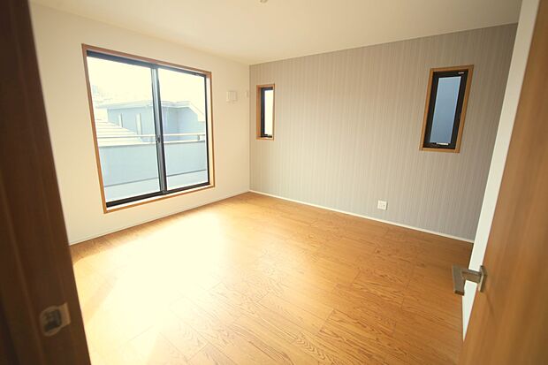 バルコニーに面した、洋室9.5帖となっております♪