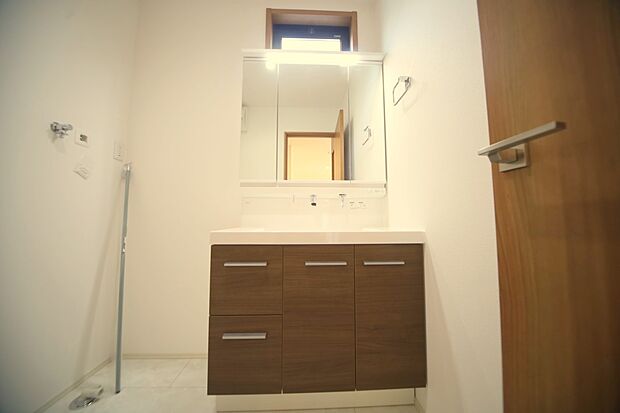 三面鏡のシャンプードレッサーで、お出かけ前の身支度もスムーズに♪