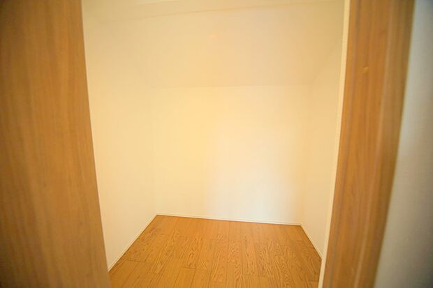 主寝室には、ウォークインクロゼットが設置されております♪