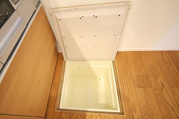 キッチンには床下収納庫がございます。