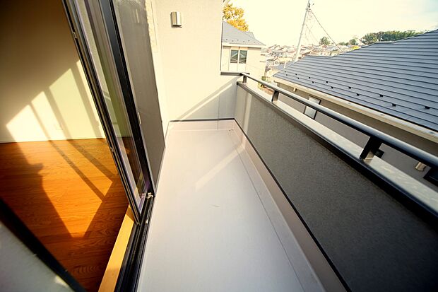 お洗濯物が良く乾きそうな、南向きのバルコニーです♪