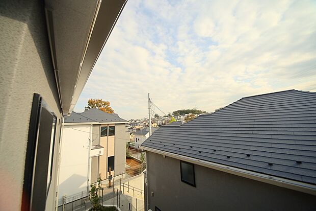バルコニーからの眺望です! 陽当り眺望良好となっております♪