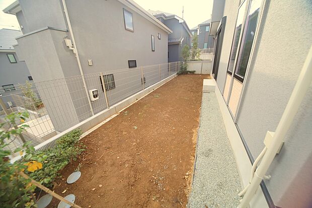 掃出し窓から出られる、広いお庭スペースがございます♪