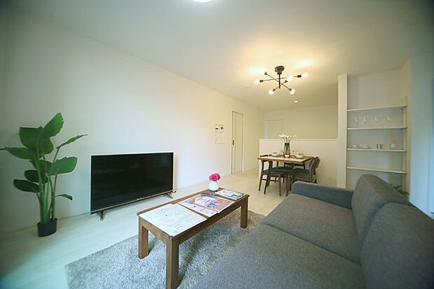 明るい光が差し込む、心地のよいダイニングでございます♪