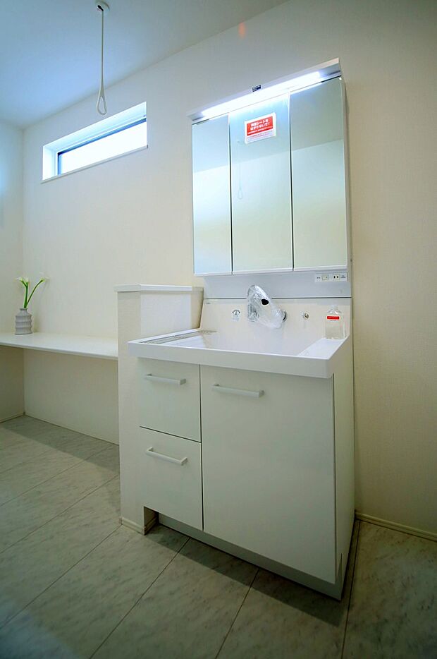 三面鏡のシャンプードレッサーで、お出かけ前の身支度もスムーズに♪  