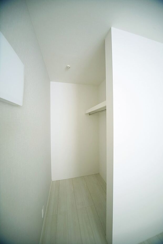 主寝室には、ウォークインクロゼットが設置されております♪