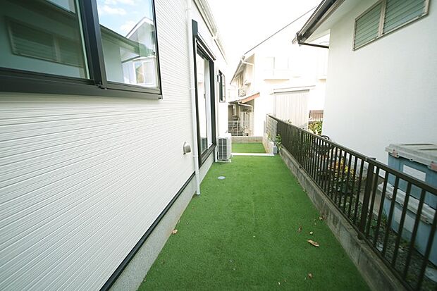人口芝の敷設された建物裏手のスペースです。