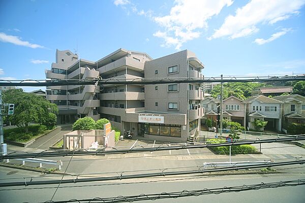 バルコニーからの眺望です！　陽当り良好ですね♪