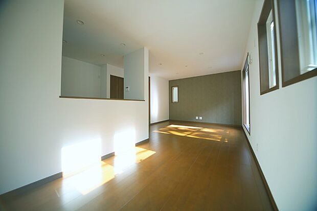 明るい光が差し込む、心地のよいリビングでございます♪