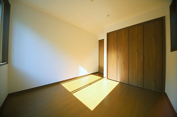 洋室約5.2帖です! 全居室フローリングとなっております♪