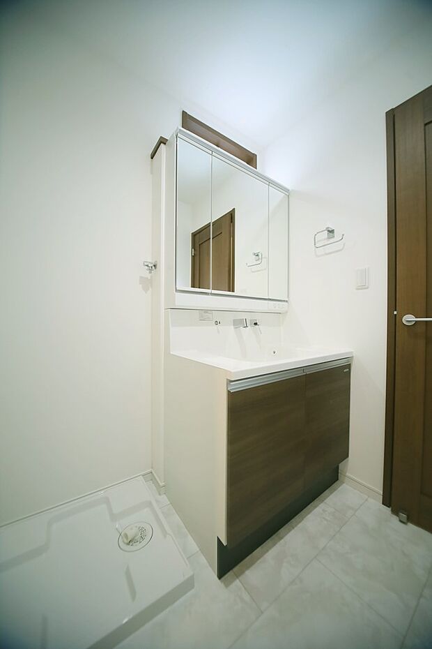 三面鏡のシャンプードレッサーで、お出かけ前の身支度もスムーズに♪