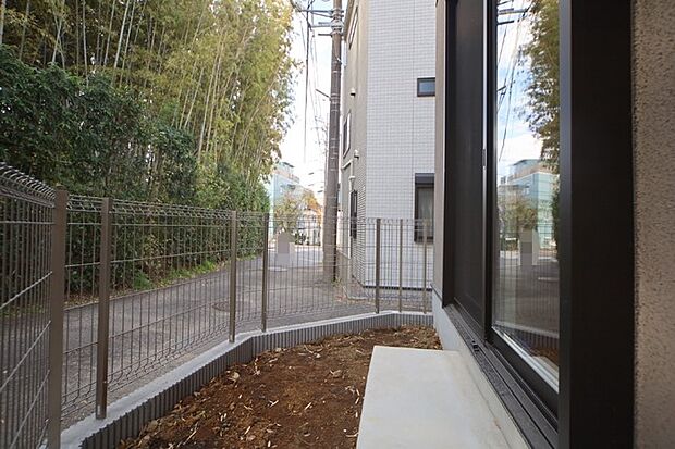 掃出し窓から出られる、お庭スペースがございます♪