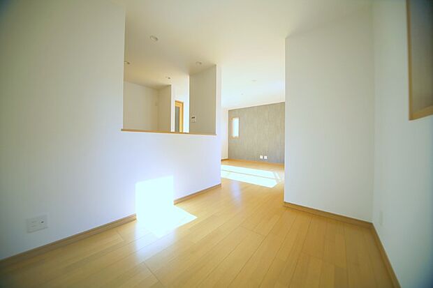 明るい光が差し込む、心地のよいリビングでございます♪