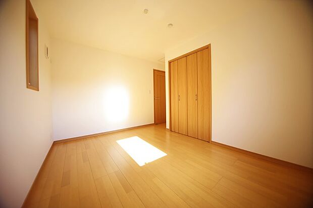 洋室約6．5帖は、主寝室にいかがでしょうか♪