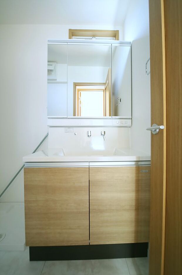 三面鏡のシャンプードレッサーで、お出かけ前の身支度もスムーズに♪